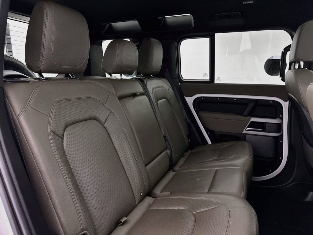 Used 2023 White Land Rover SE image 28