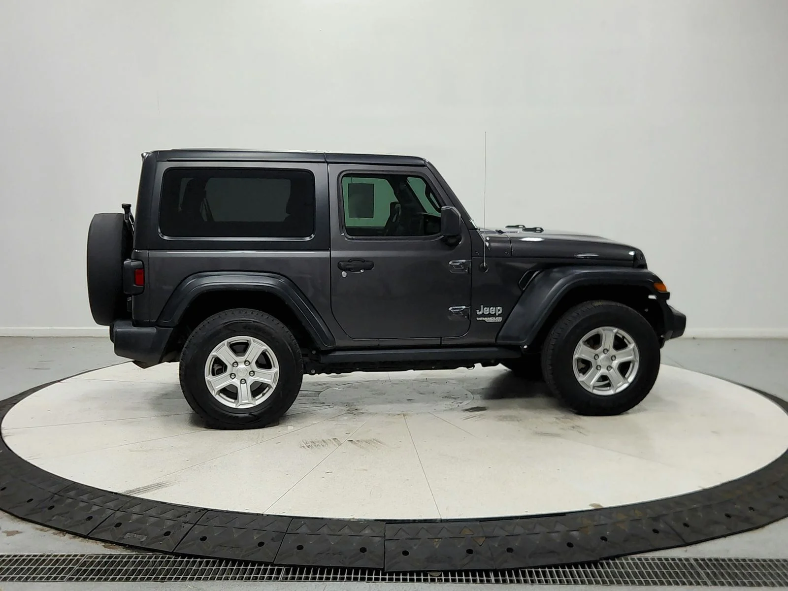 Used 2019 Granite Crystal Clearcoat Metallic Jeep Sport image 9