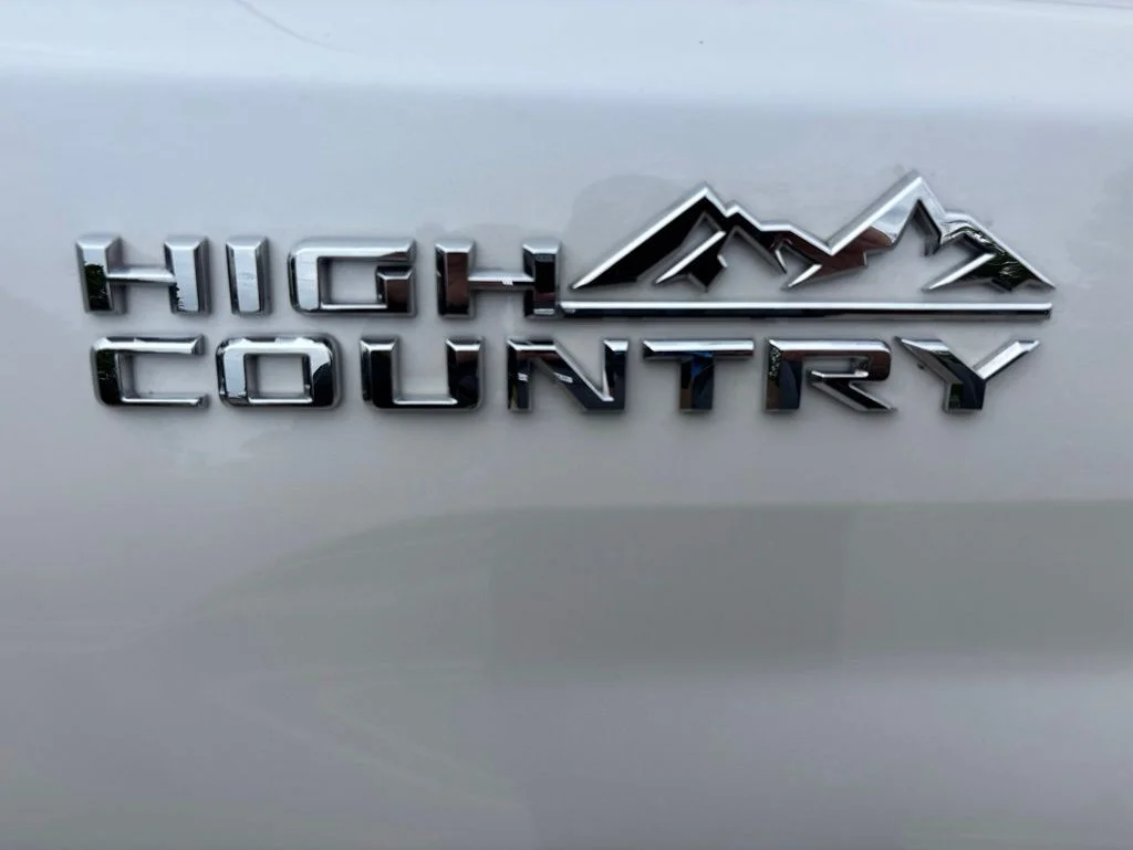 Used 2025 Pearl Chevrolet High Country image 38