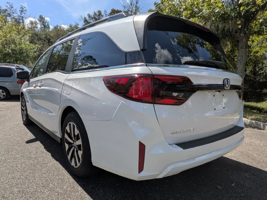 New 2027 Platinum White Pearl Honda EX-L image 5