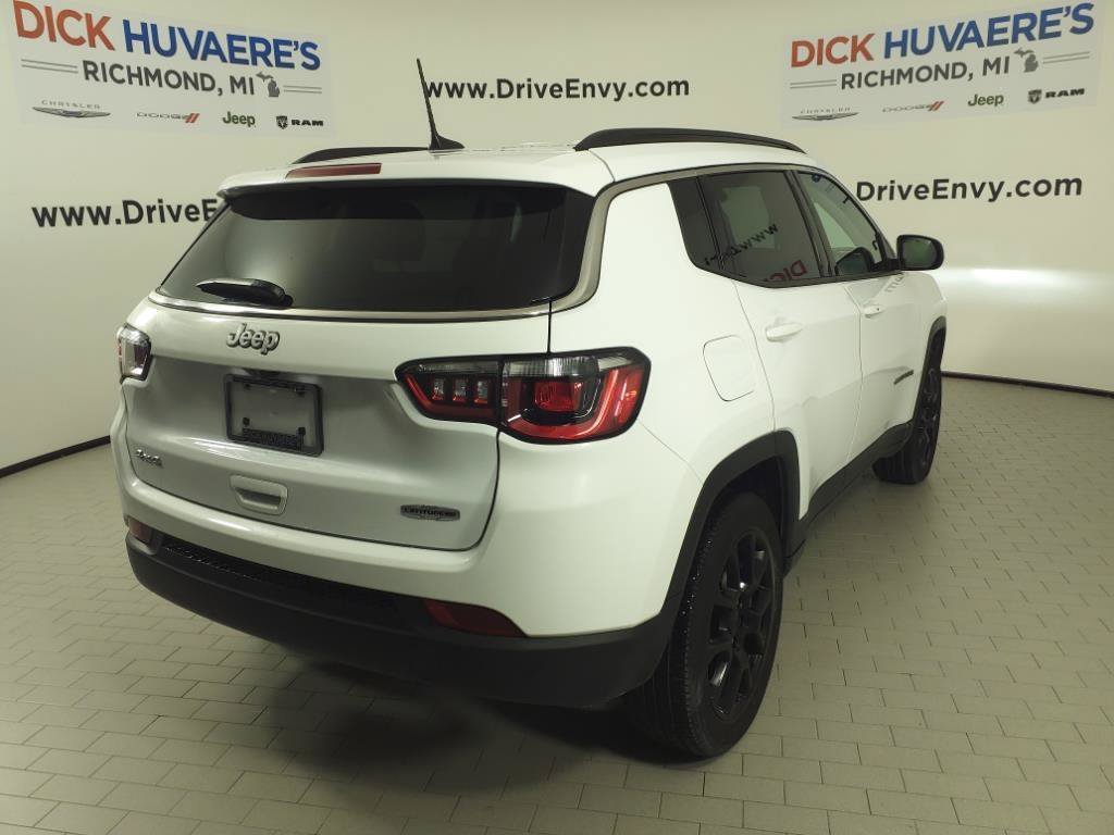 Used 2022 White Jeep Latitude Lux image 6