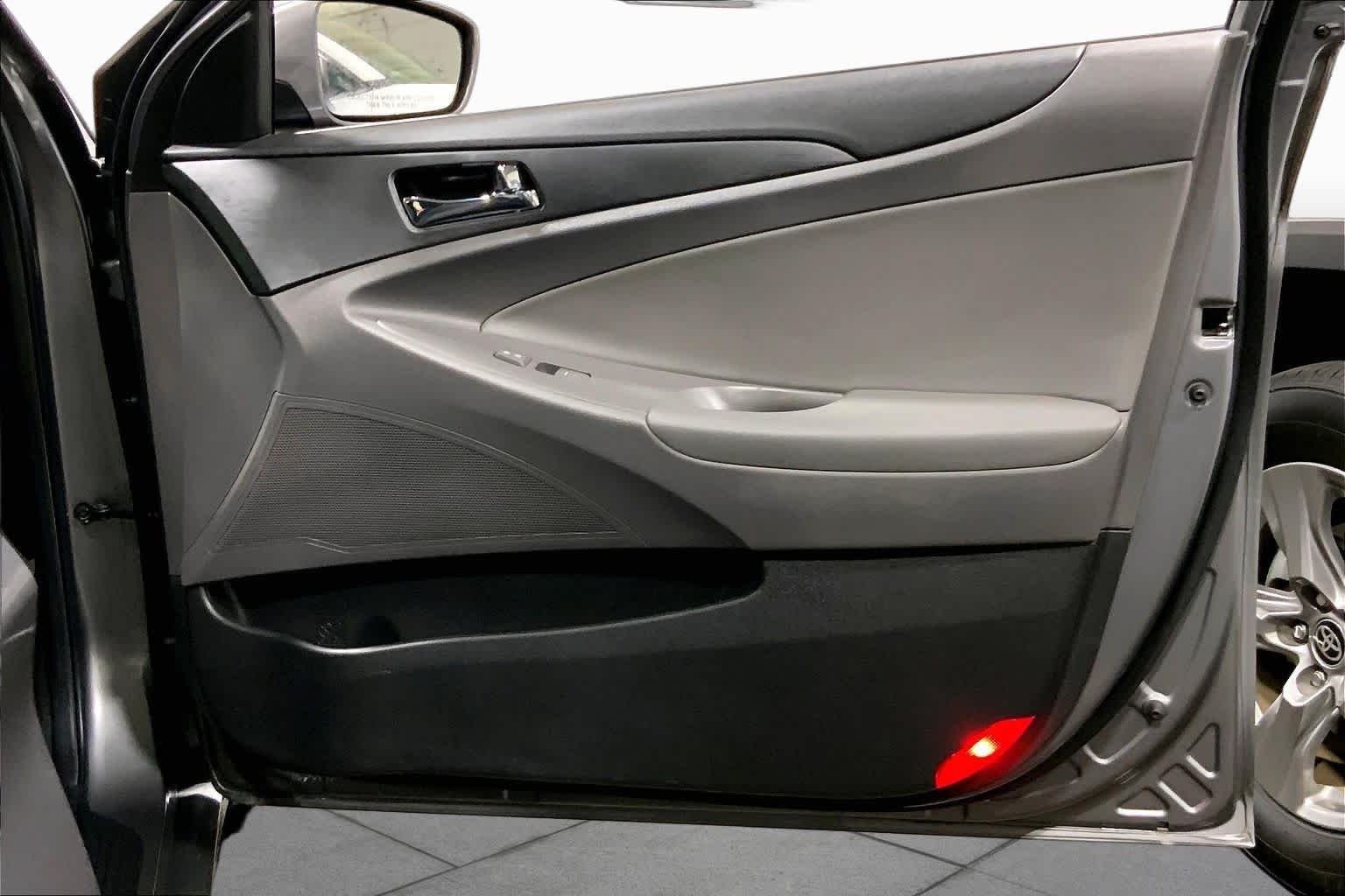 Used 2011 Harbor Gray Metallic Hyundai SE image 22