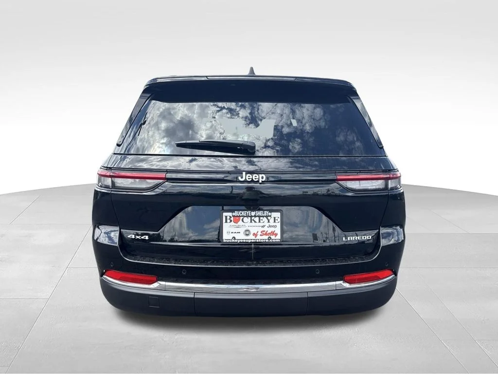 New 2026 Diamond Black Crystal Pearl-Coat Exterior Paint Jeep Laredo X image 5