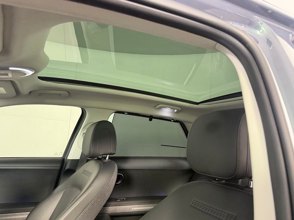 Used 2025 Green Hyundai Limited image 23