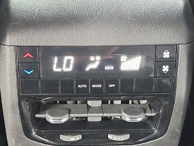 Used 2023 Silver Jeep Altitude image 40