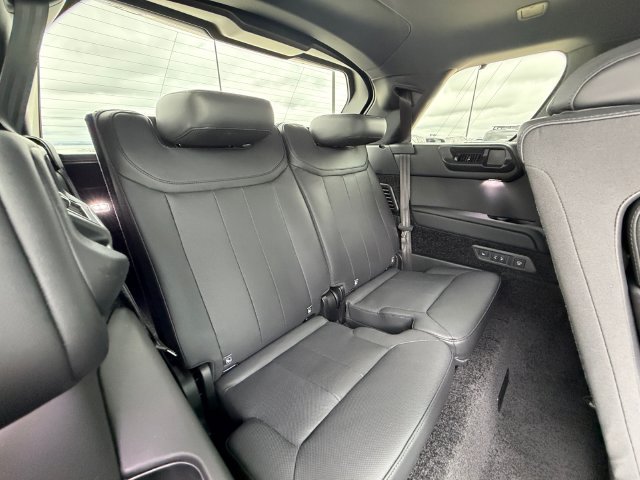 Used 2025 Black Land Rover SE image 17