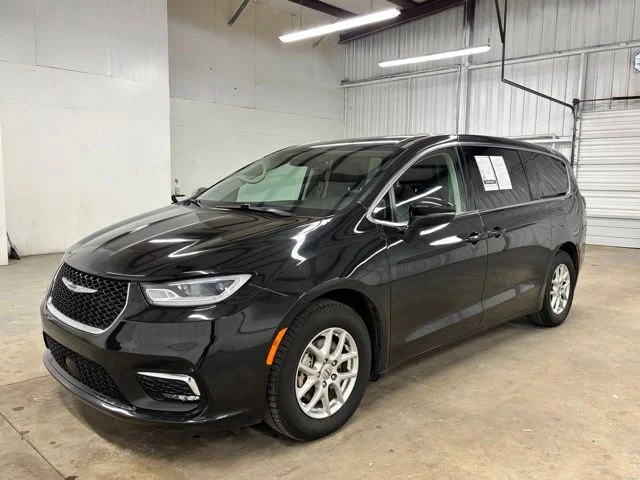 Used 2023 Black Chrysler Touring L image 3
