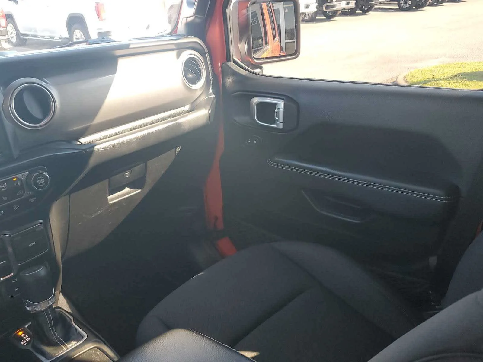 Used 2020  Jeep Sahara image 18