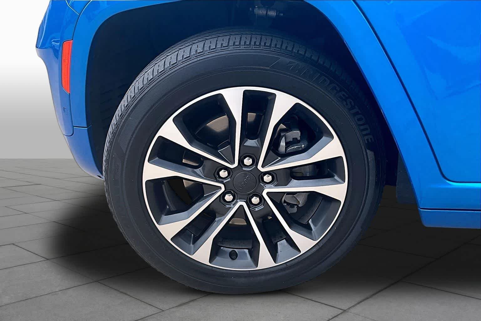 Used 2023 Hydro Blue Pearlcoat Jeep Overland image 10