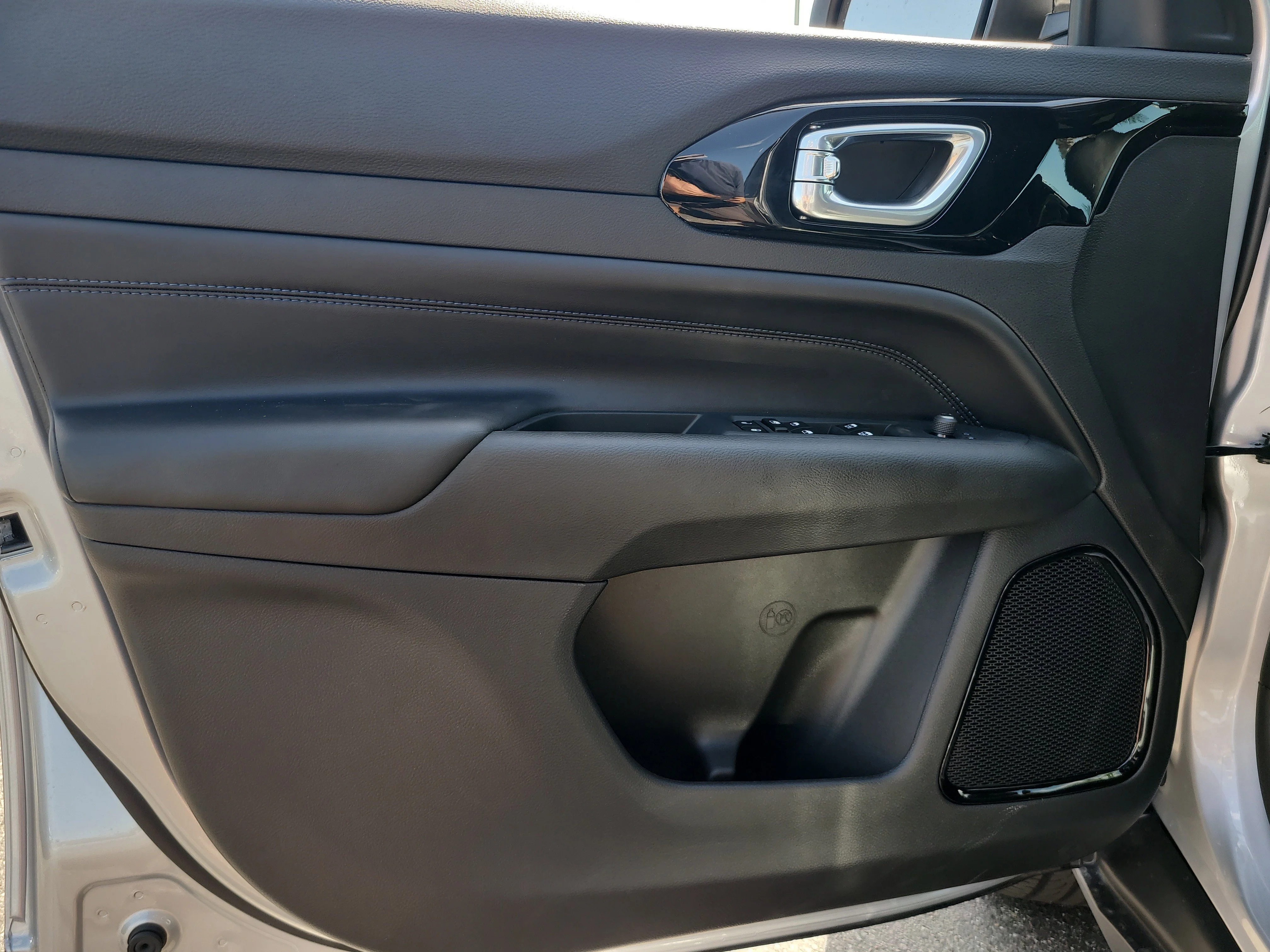 New 2026 Silver Zynith Metallic Clearcoat Jeep Latitude image 12