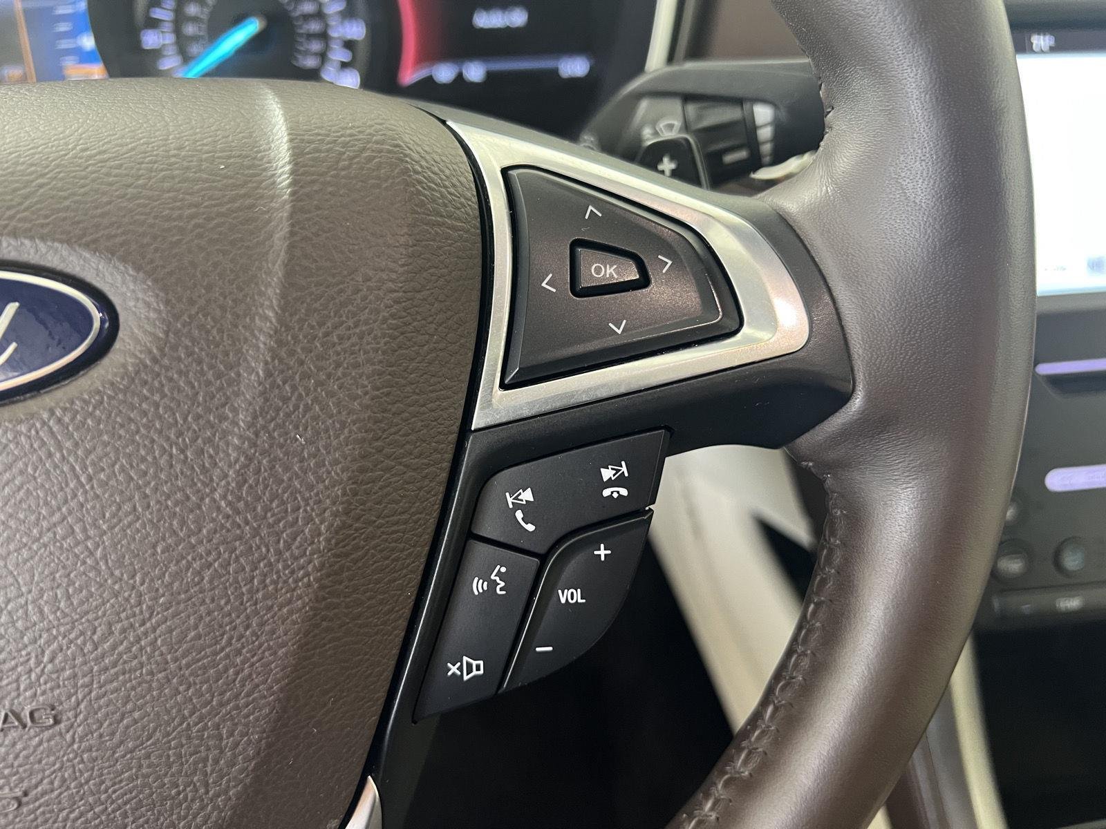 Used 2017 White Platinum Metallic Tri-Coat Ford Platinum image 17