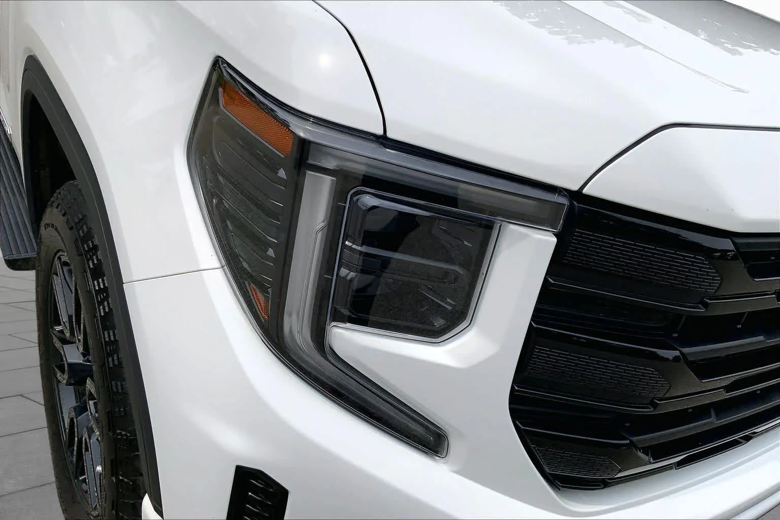 Used 2024 Summit White GMC Elevation image 27