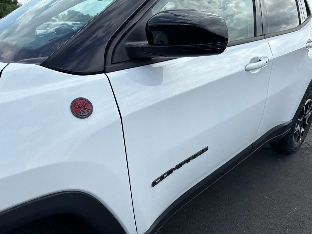 New 2026 Bright White Clear-Coat Exterior Paint Jeep Trailhawk image 11