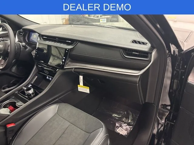New 2026 Diamond Black Crystal Pearl-Coat Exterior Paint Jeep Altitude image 34