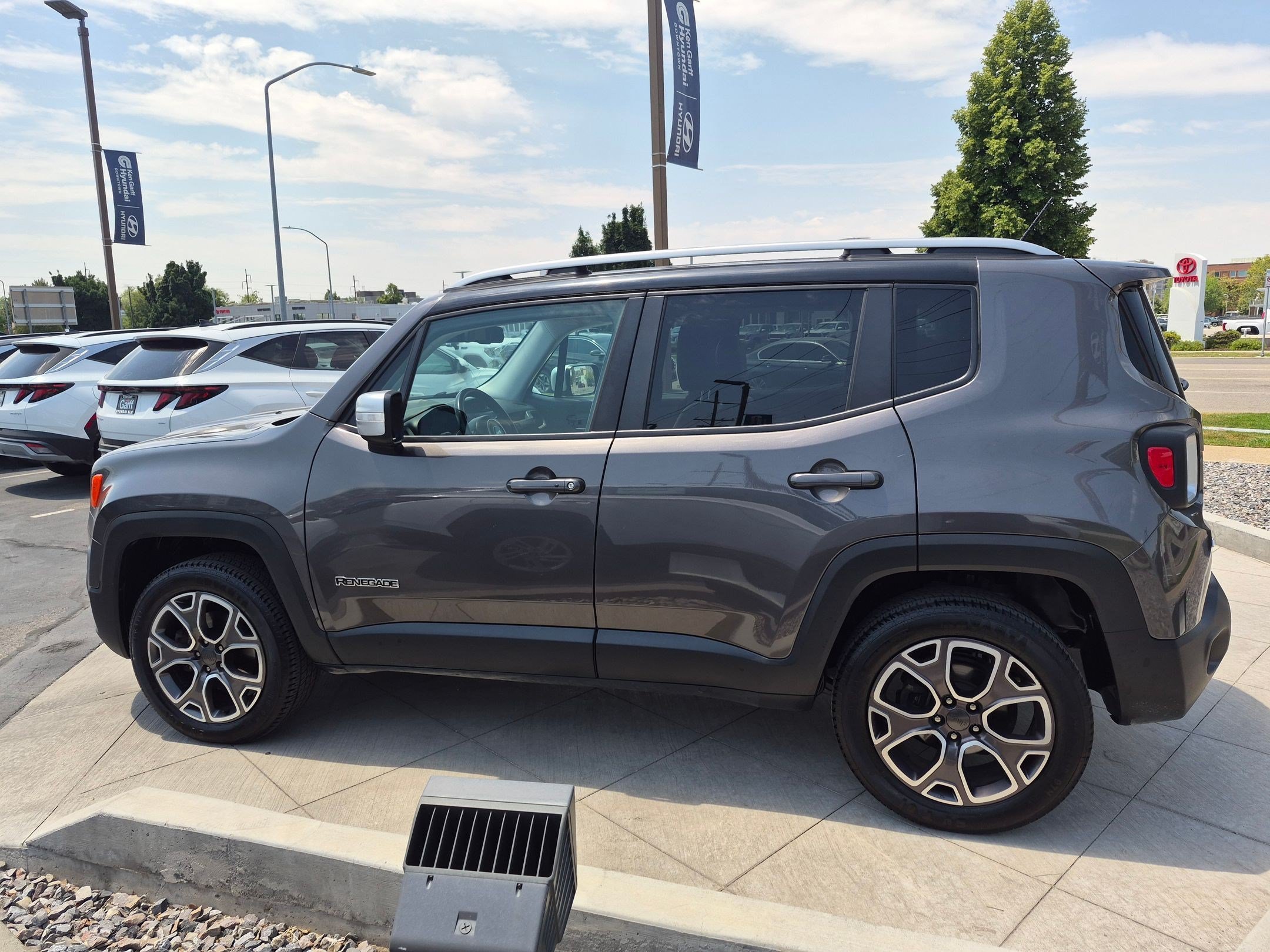 Used 2017 Granite Crystal Metallic Clearcoat Jeep Limited image 7