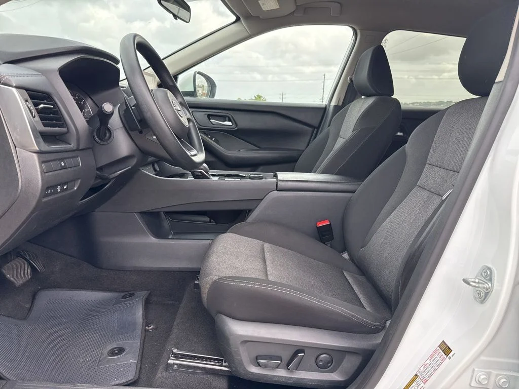 Used 2024 Pearl Nissan SV image 6