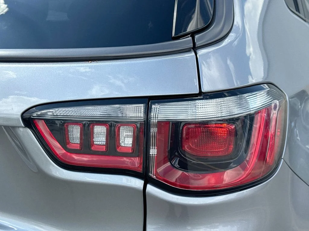 Used 2019 Silver Jeep Trailhawk image 30