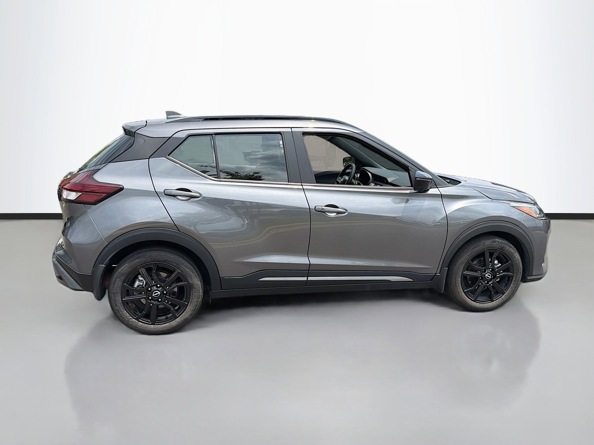 Used 2023 Gun Metallic Nissan SR image 4