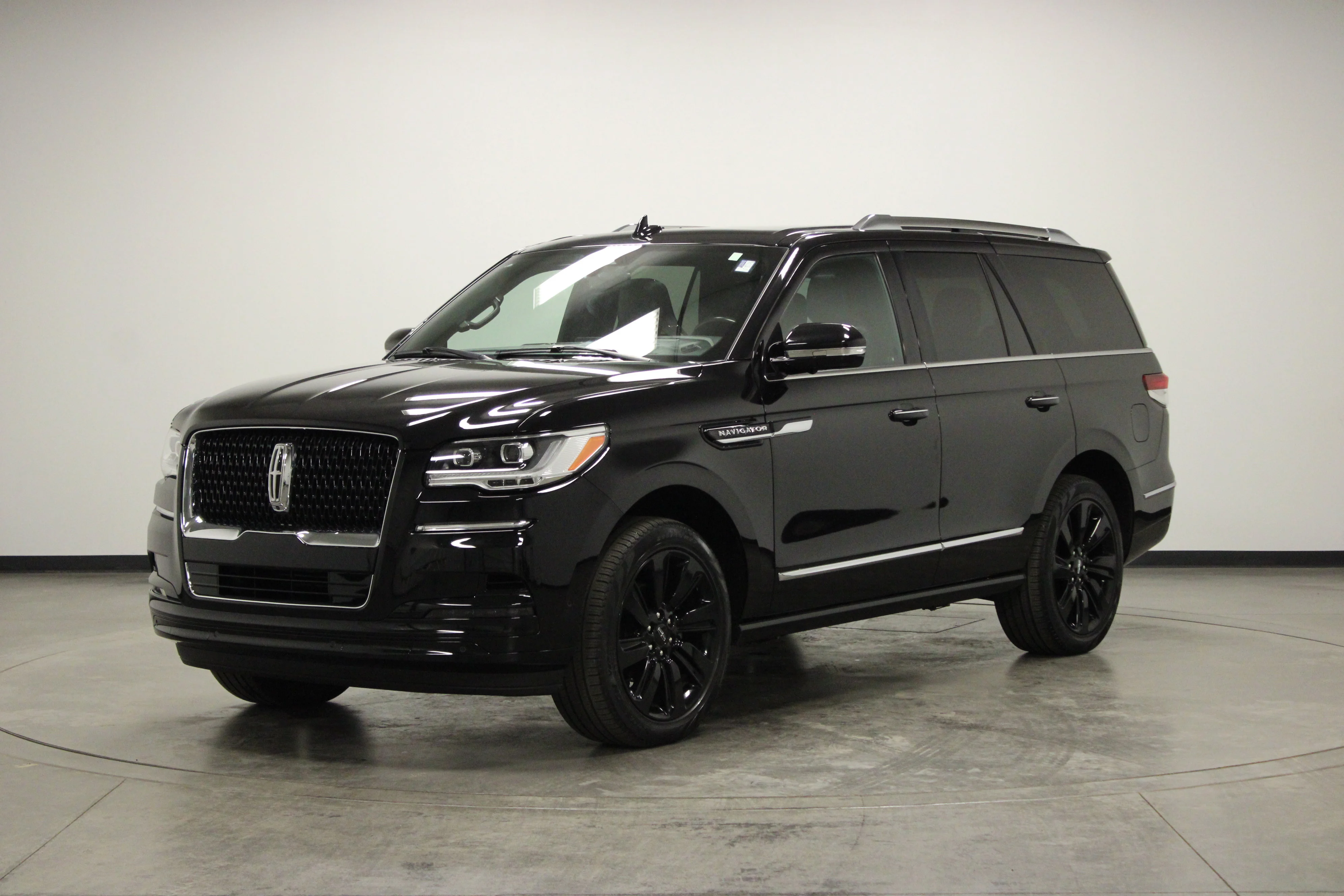 Used 2024 Infinite Black Metallic Clearcoat Lincoln Reserve image 4