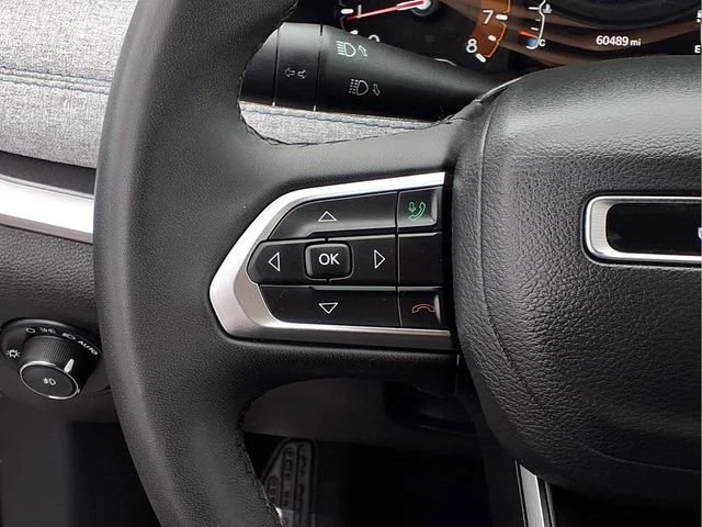 Used 2024  Jeep Latitude image 16