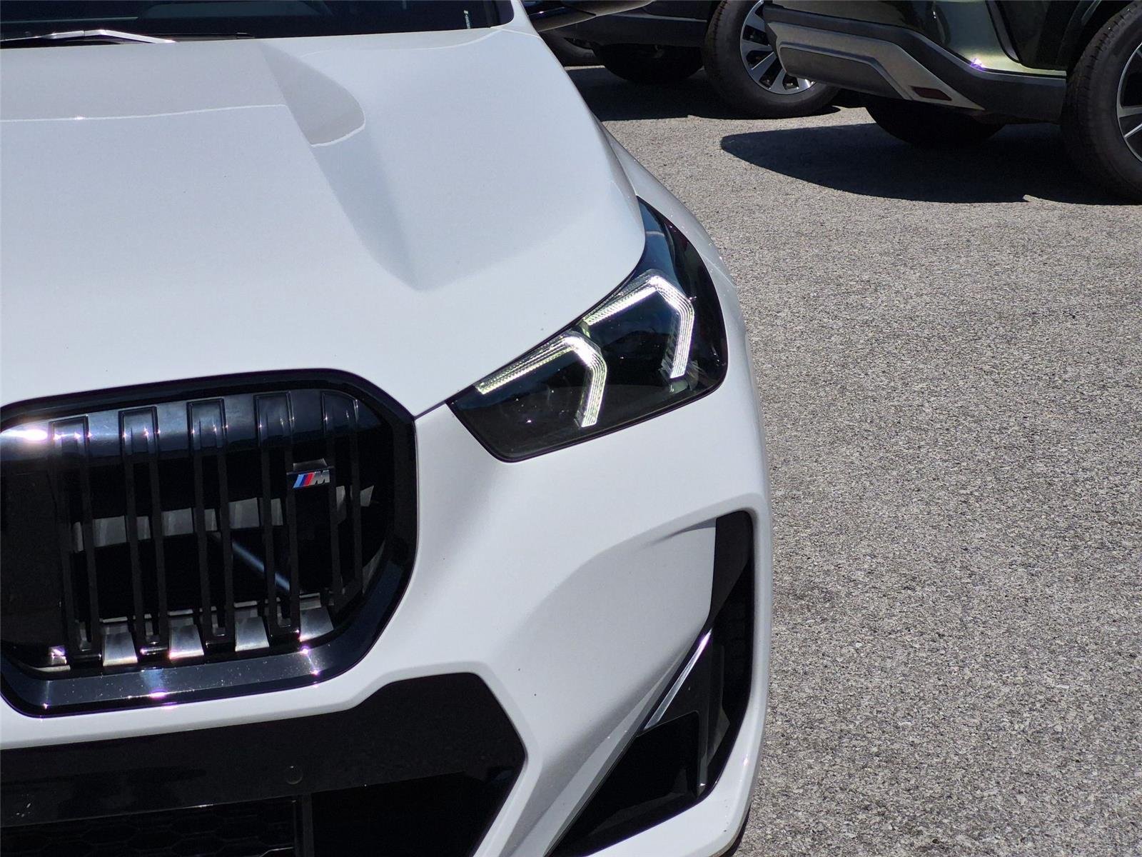 Used 2024 Alpine White BMW M35i image 9