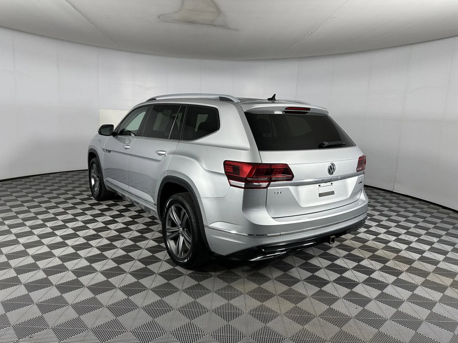 Used 2019 Platinum Gray Metallic Volkswagen 3.6L V6 SEL R-Line image 29