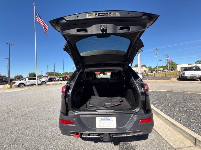 Used 2018 Diamond Black Jeep Trailhawk image 27