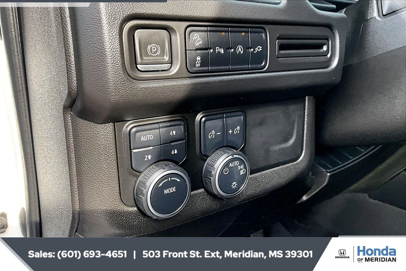 Used 2021 Summit White Chevrolet Z71 image 9