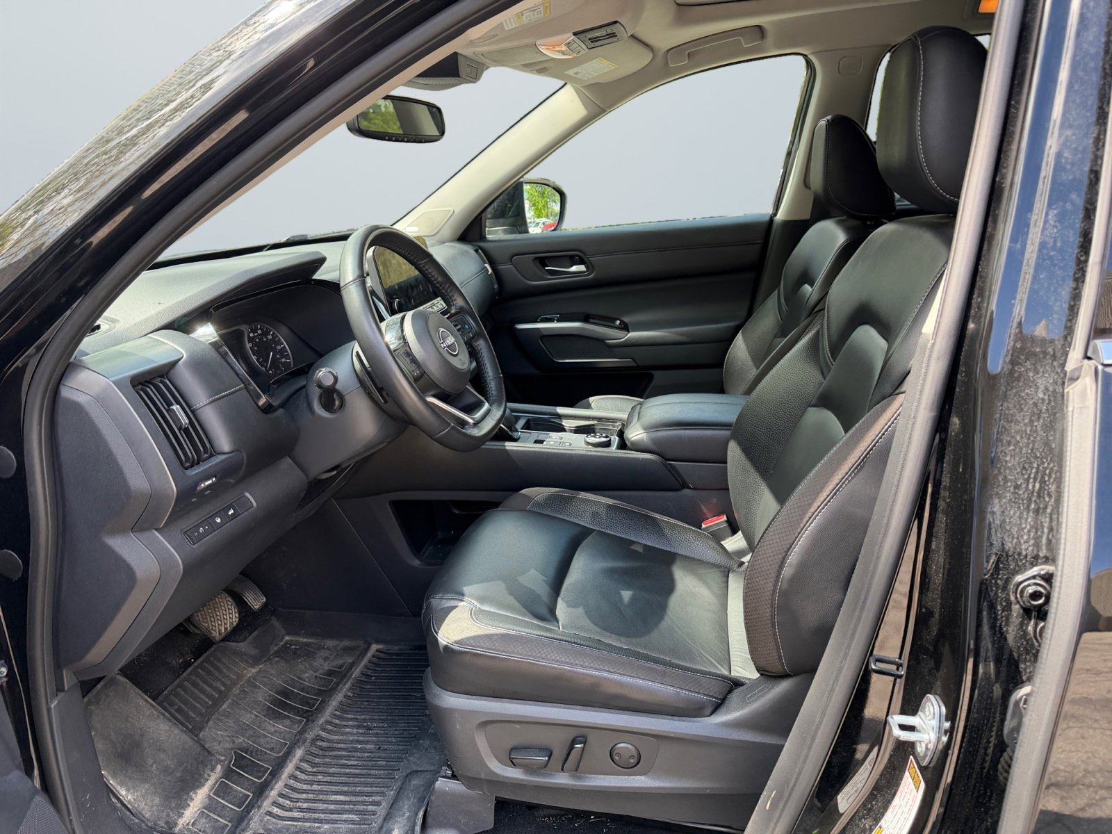 Used 2022 Super Black Nissan SL image 9