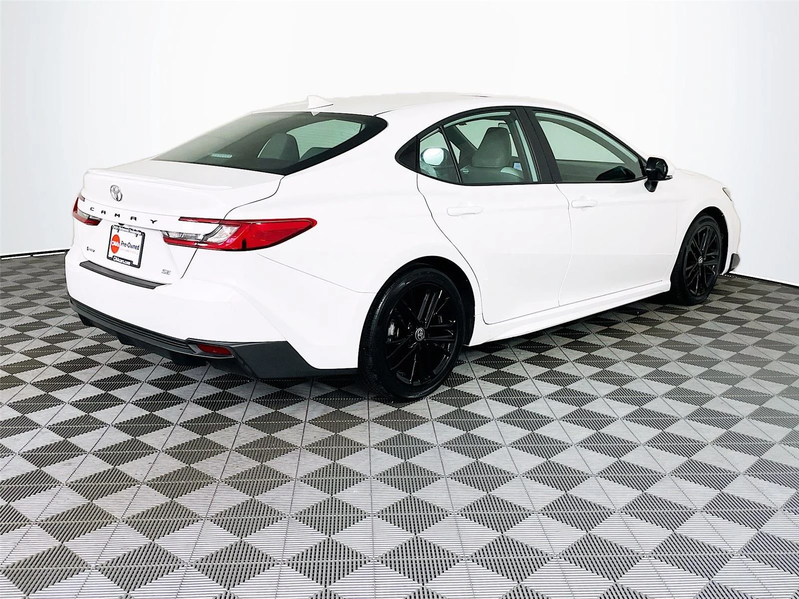 Used 2025 Ice Cap Toyota SE image 9