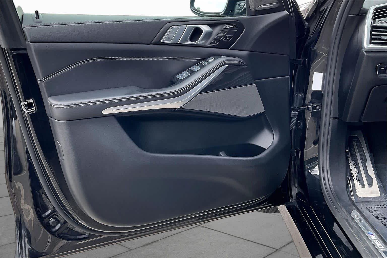 Used 2022 Black Sapphire Metallic BMW M50i image 21