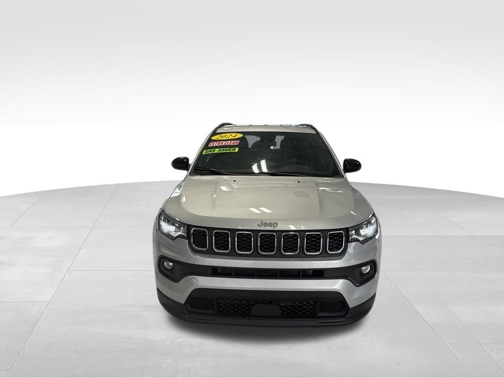 Used 2024 Silver Jeep Latitude image 9