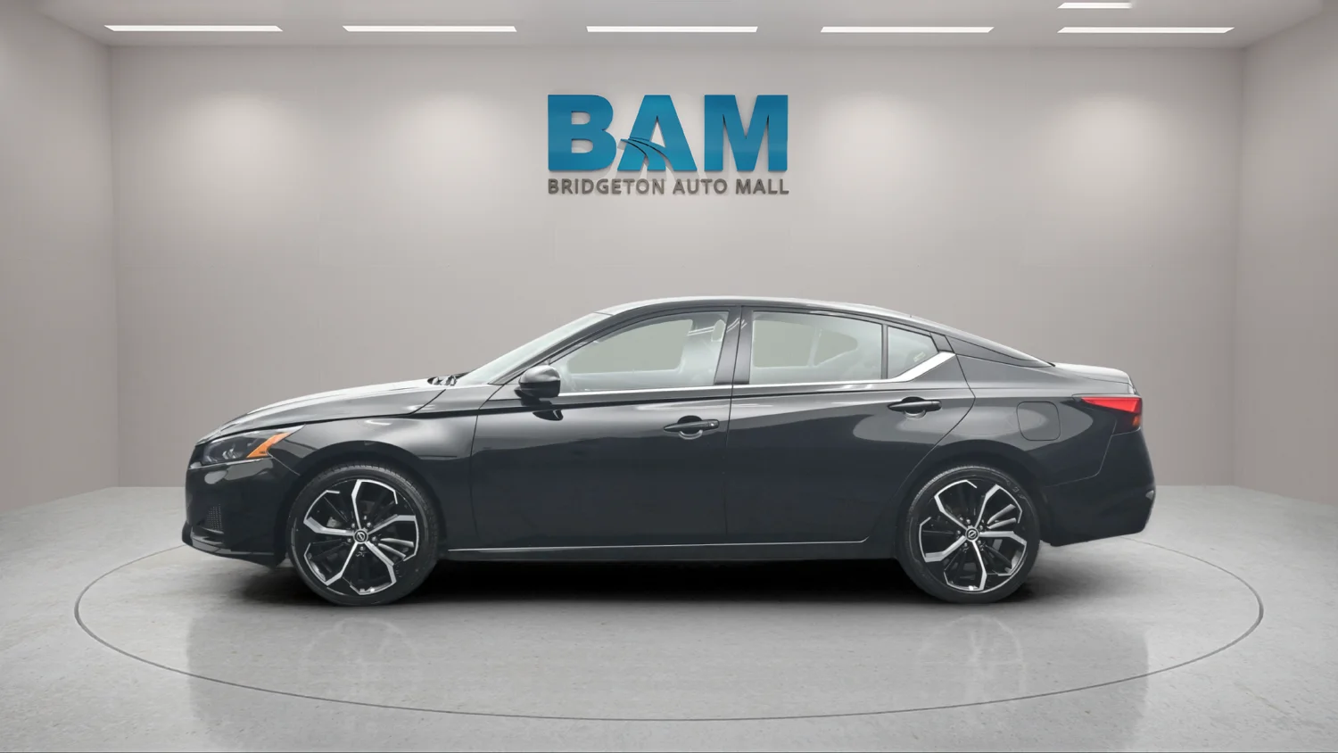 Used 2025 Black Nissan 2.5 SR image 4