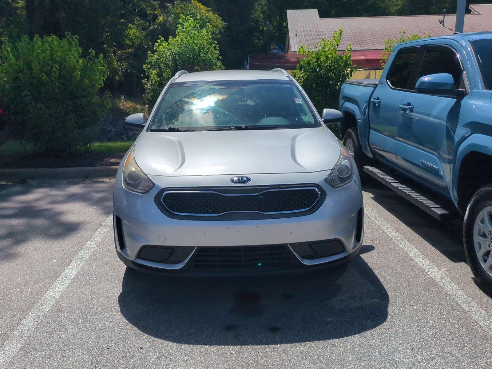 Used 2019 Silky Silver Kia LX image 2