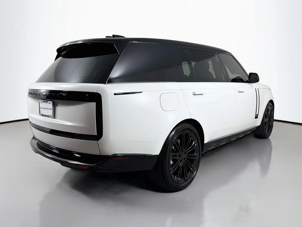 Used 2024 White Land Rover SE image 5