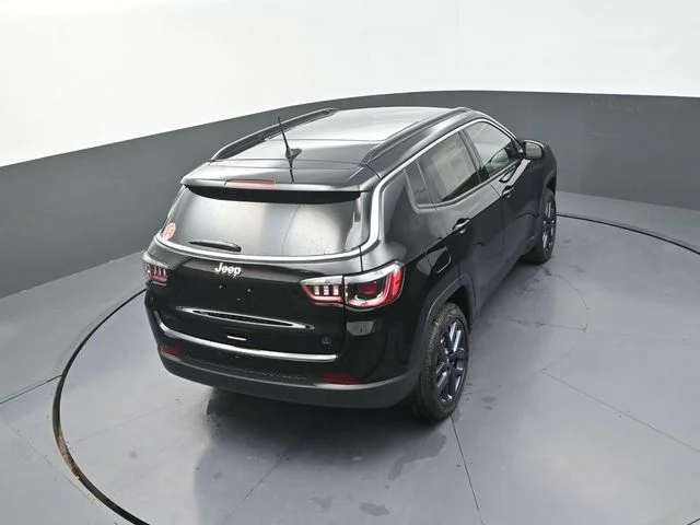 New 2026 Diamond Black Crystal Pearlcoat Jeep  image 17