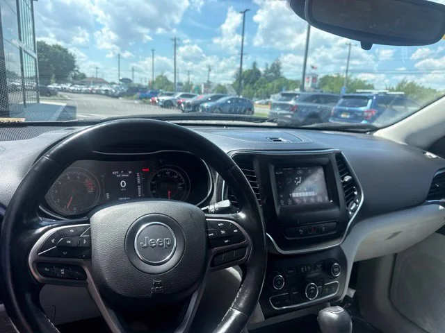 Used 2021 White Jeep Latitude Lux image 21