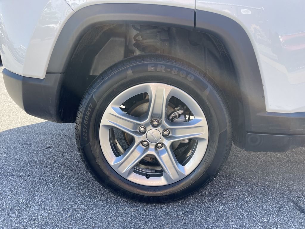 Used 2024 White Jeep Latitude image 12