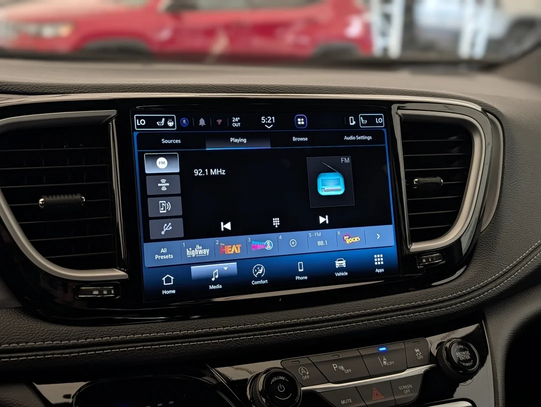 New 2027 Black Chrysler Select - - FWD - Stow n Go Seating - Adaptive Cruise - Apple CarPlay & More! image 22