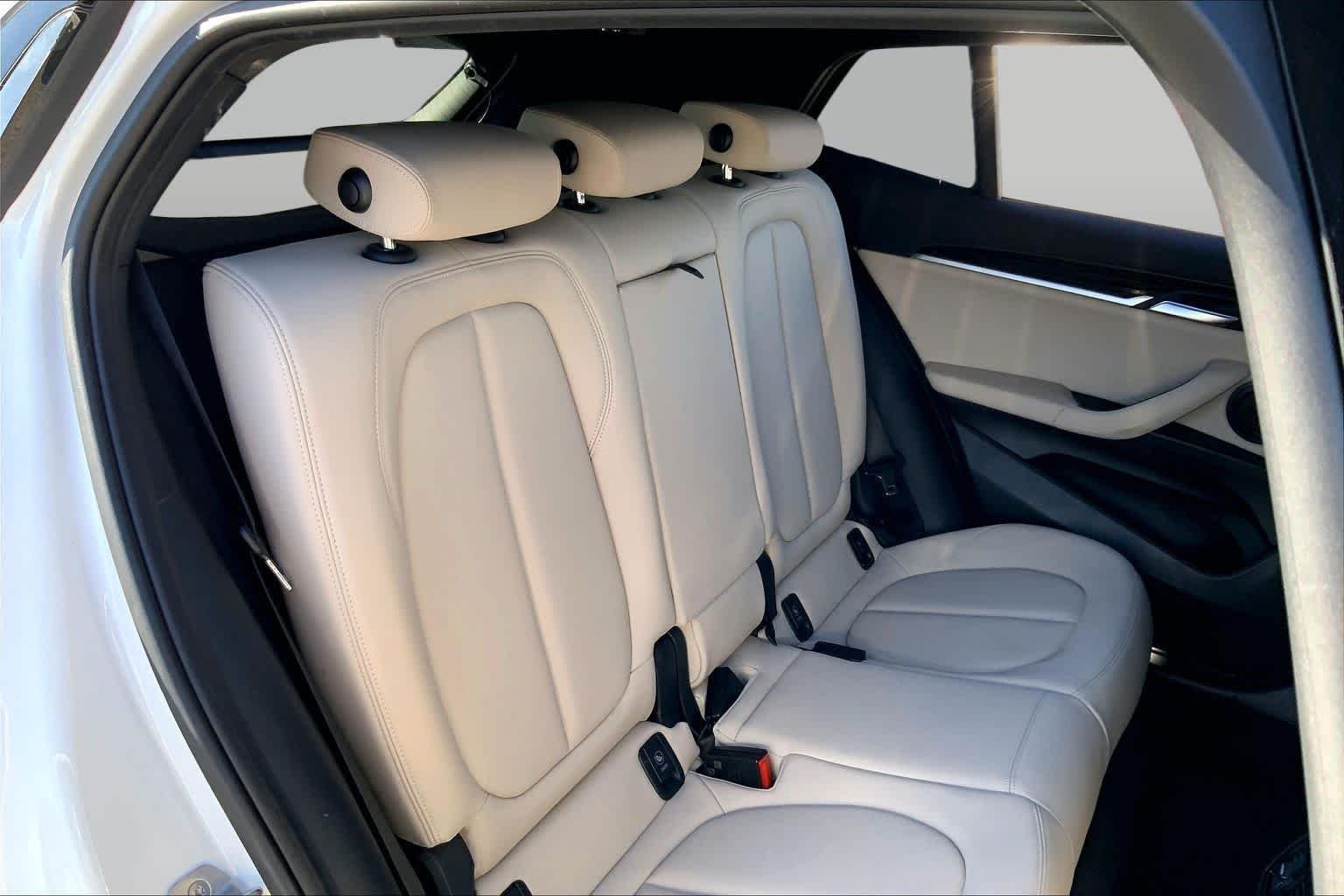 Used 2020 Alpine White BMW M35i image 19