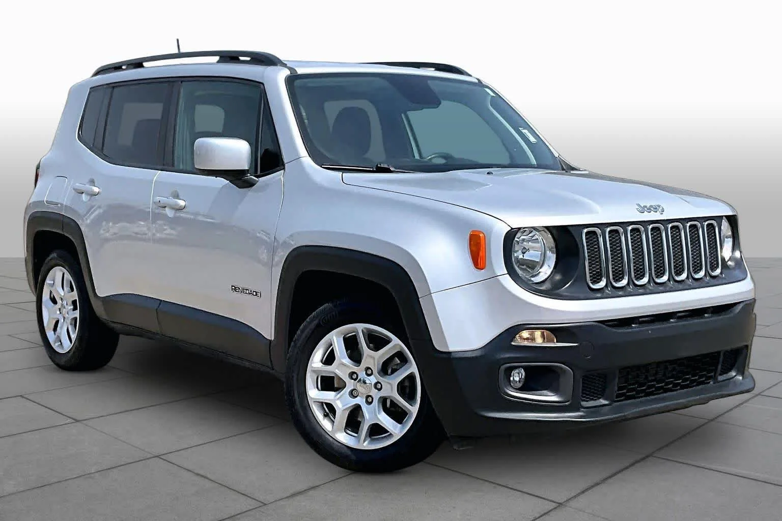 Used 2018 Glacier Metallic Jeep Latitude image 3