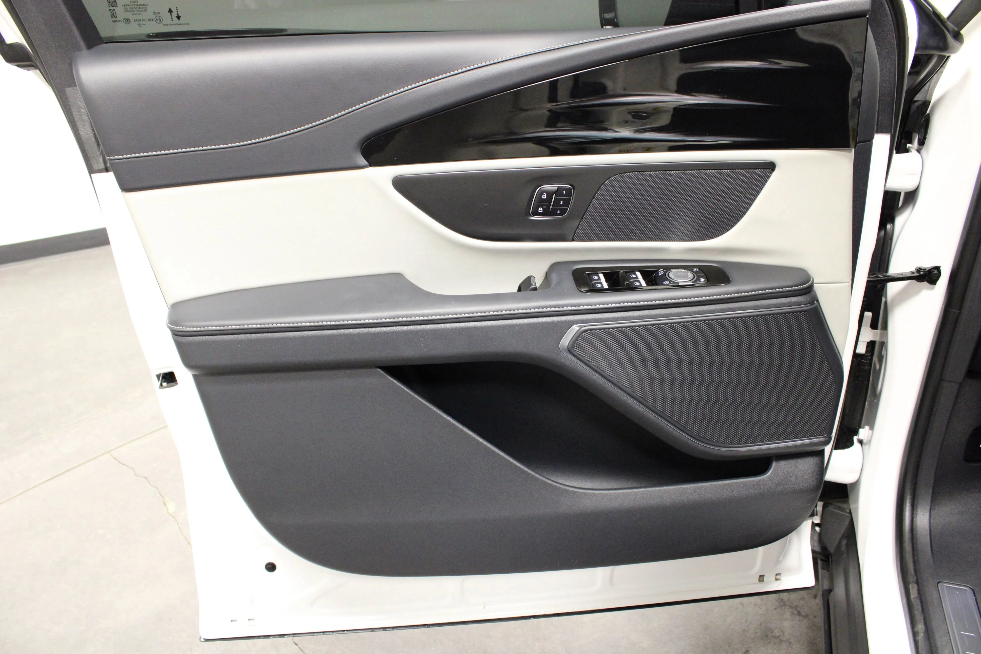 Used 2024 White Platinum Clearcoat Metallic Lincoln Premiere image 17