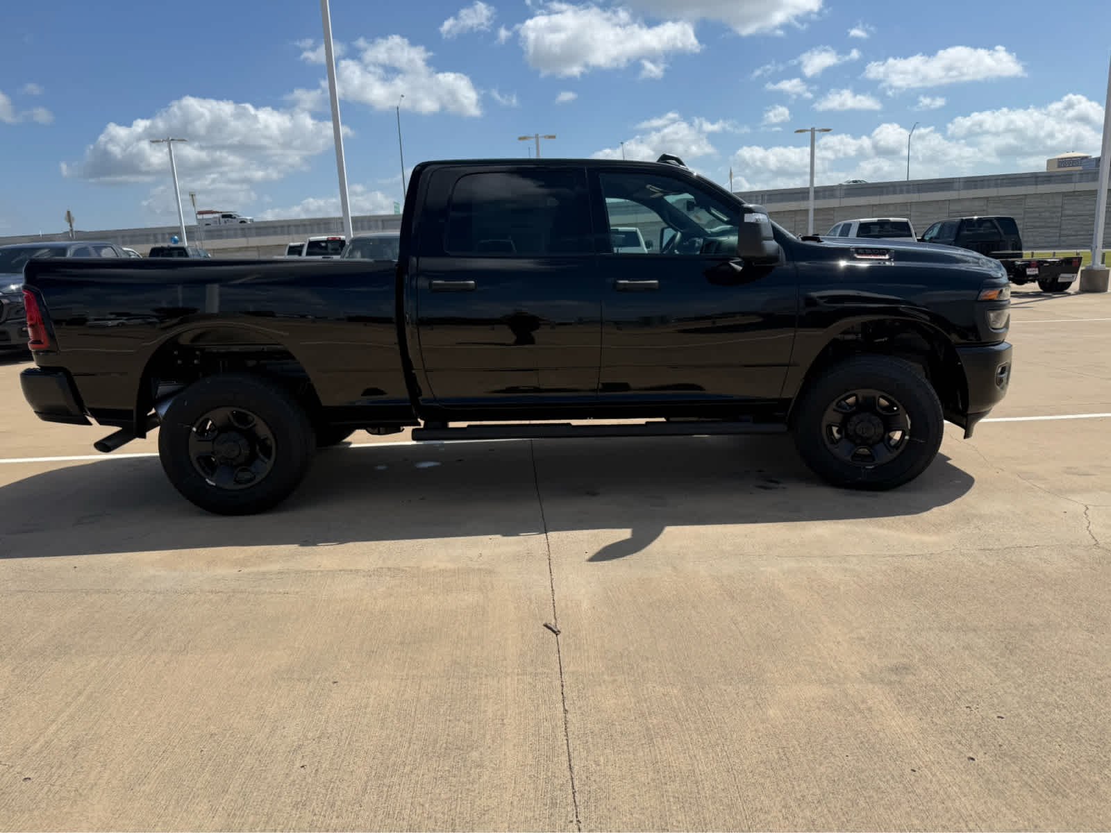 New 2026 Diamond Black Crystal Pearl-Coat Exterior Paint RAM Tradesman image 5