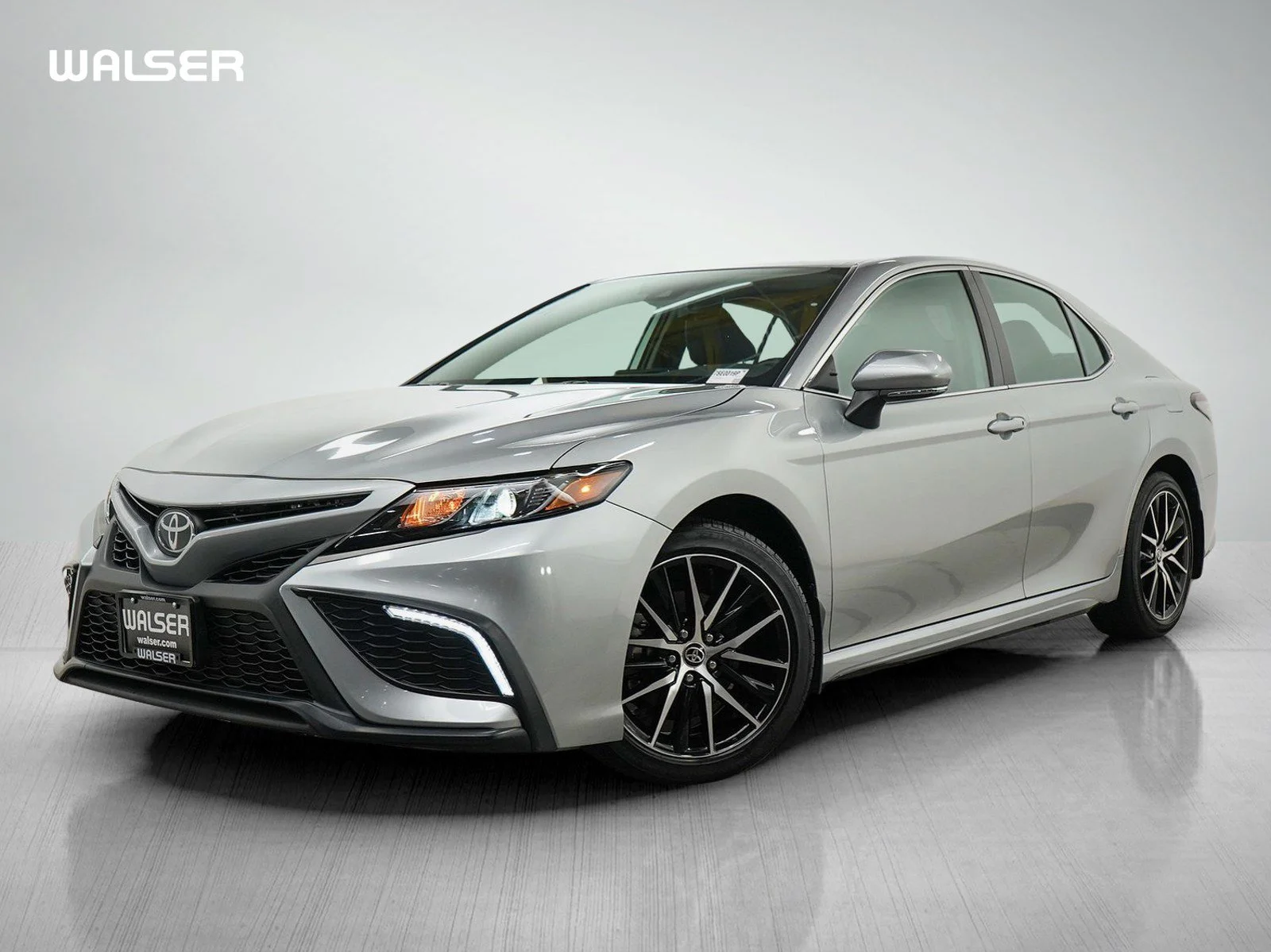 2024 Toyota Camry SE's photo