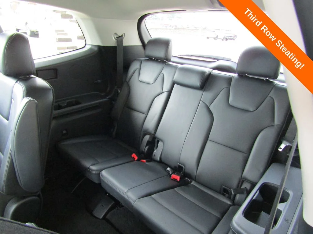 Used 2025 White Kia S image 18