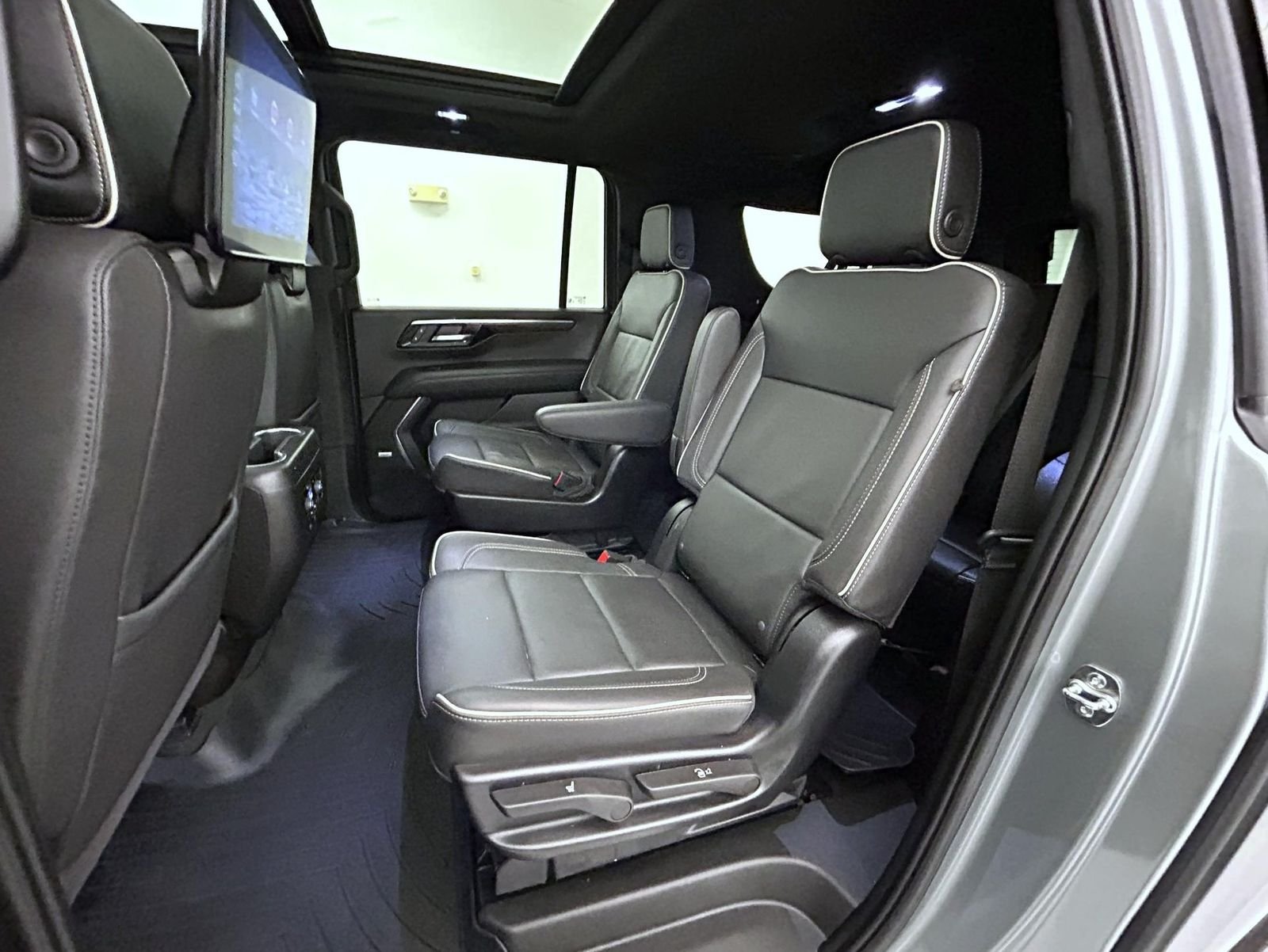 Used 2025 Gray Chevrolet Premier image 21