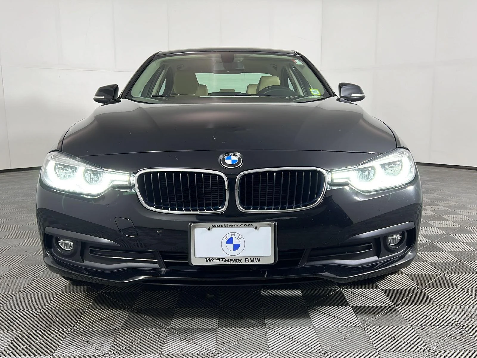Used 2018 Jet Black BMW 320i xDrive image 13