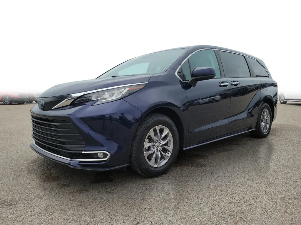 Used 2023  Toyota XLE image 2