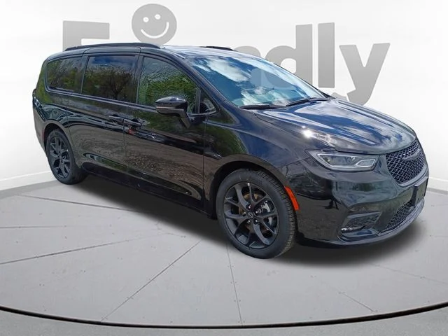 New 2026 Diamond Black Crystal Pearl-Coat Exterior Paint Chrysler Select image 3