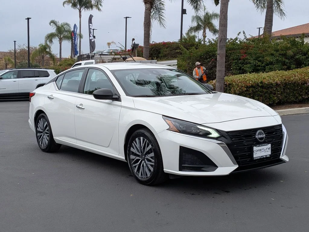 Used 2025 White Nissan 2.5 SV image 3